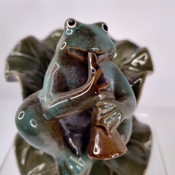 Art Pottery Frog Playing Horn On Lily Pad Planter Frog Green Garden - Picture 2 of 8